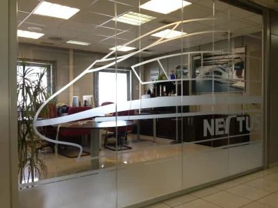 Rotulación en vinilo de mamparas de oficina