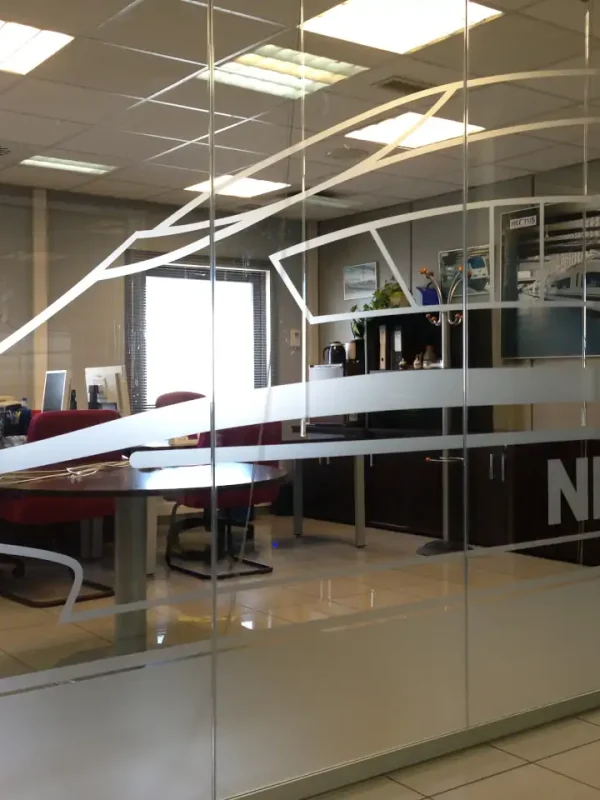 Rotulación en vinilo de mamparas de oficina