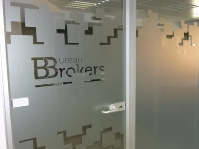 Vinilo al corte con logotipo de empresa