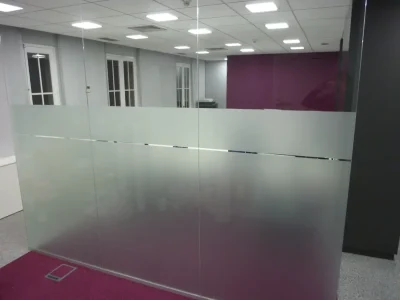 Vinilos para empresas en sala de reuniones