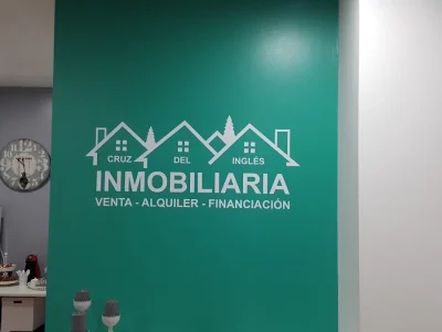 Vinilos para paredes de una inmobiliaria