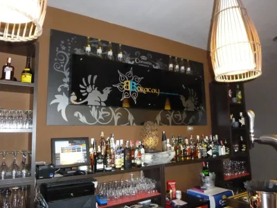 Vinilo en la pared de un bar